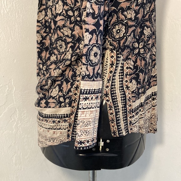 Lucky Brand Women’s Small Long Sleeve V-neck Shirt - Picture 6 of 13